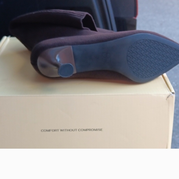 Stylish Dark Brown Pointed Toe Boots - Picture 3 of 3